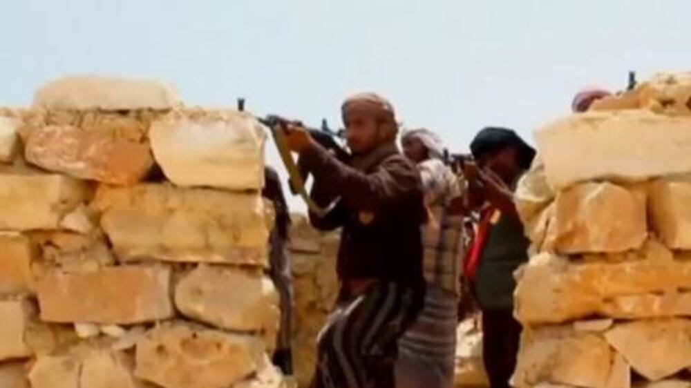 Tribal forces fight al Qaeda in eastern Yemen - video