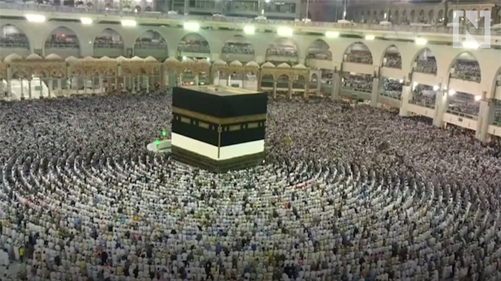 Hundreds of thousands of Muslim pilgrims attend prayers in Mecca