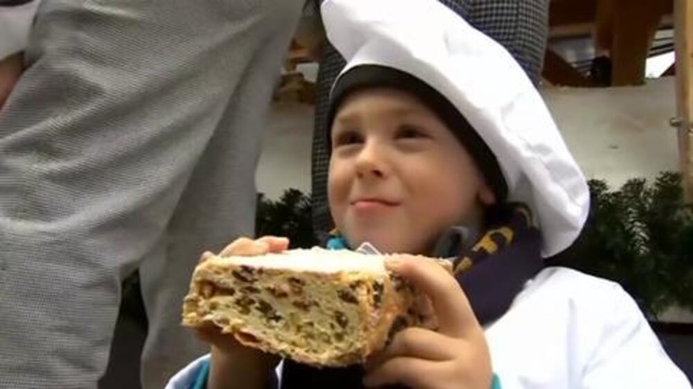 German bakers unveil giant Christmas cake - video