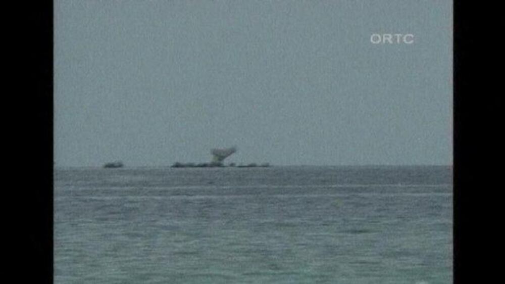 Video: Passengers survive plane crash in the Indian Ocean