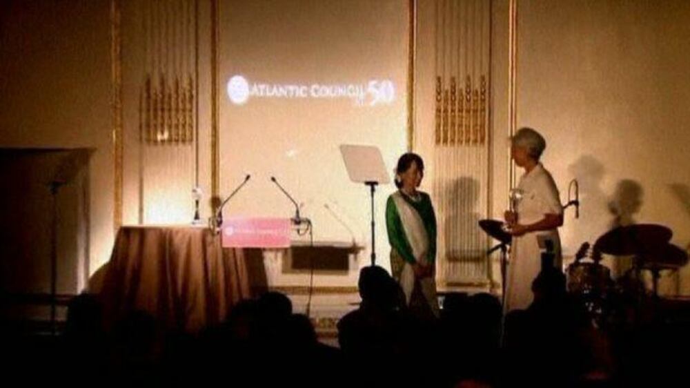 Video: Aung San Suu Kyi presented with award