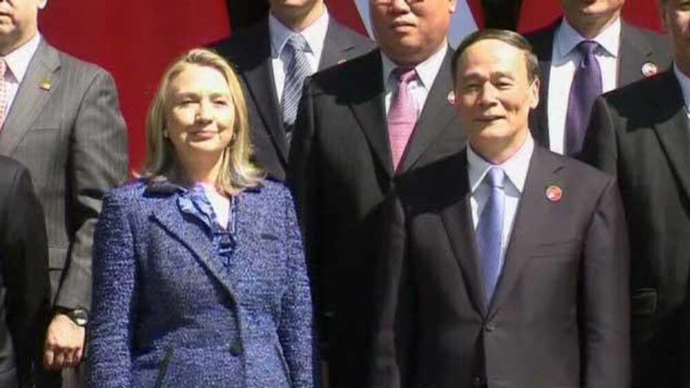 Video: Clinton urges China on human rights 