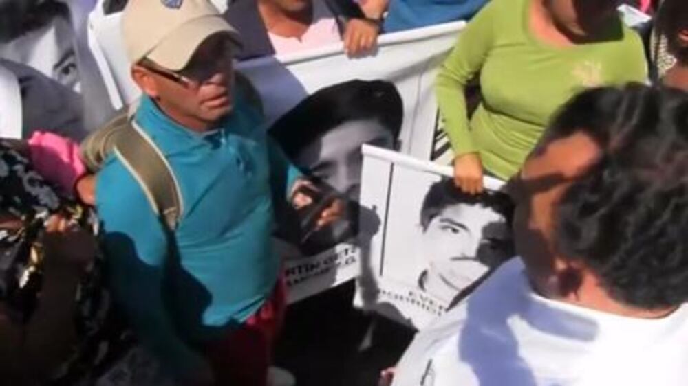 Protesters target Acapulco mayor over missing students - video