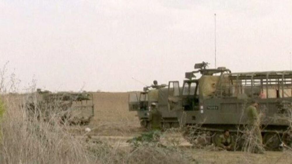 Video: Israeli forces positions tanks on border