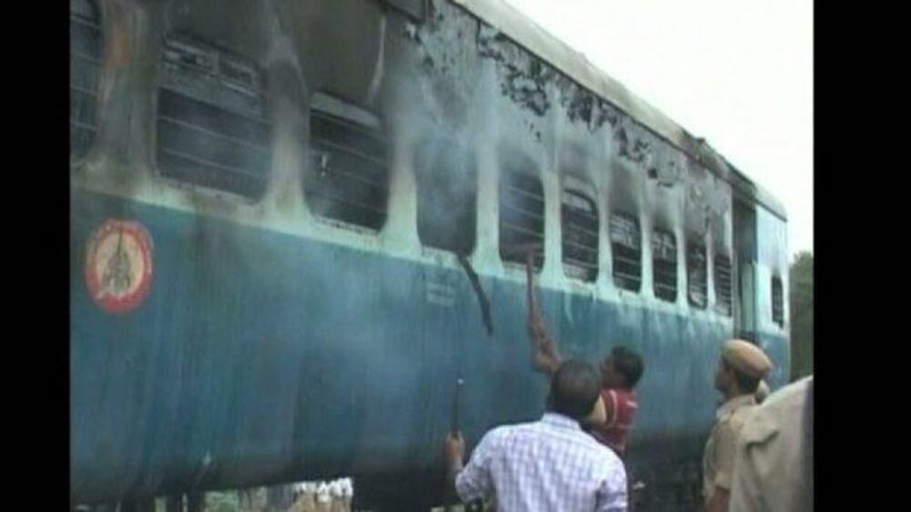 Video: Passengers killed in India train blaze