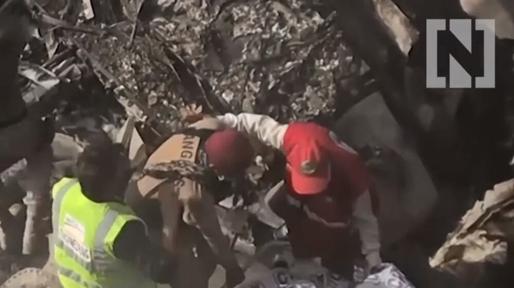 Rescuers move in to remove casualties from Karachi plane crash site