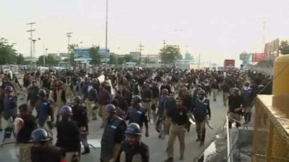 Video: Pakistan cleric supporters in clashes