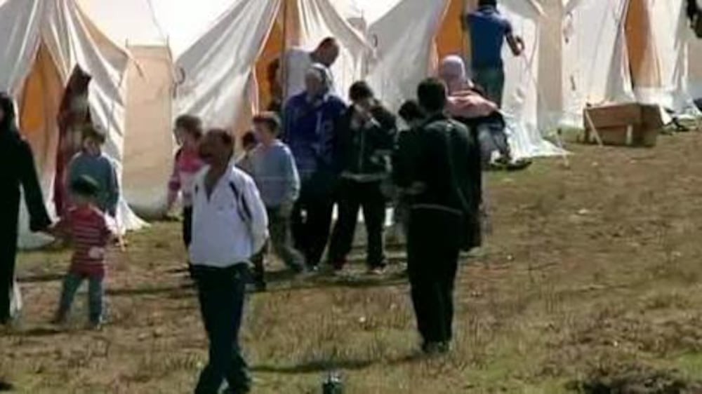 Syrian refugees flood into Turkey