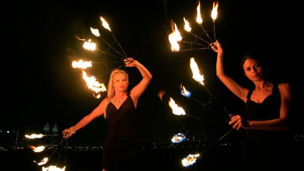 Video: Dancing with fire in Dubai