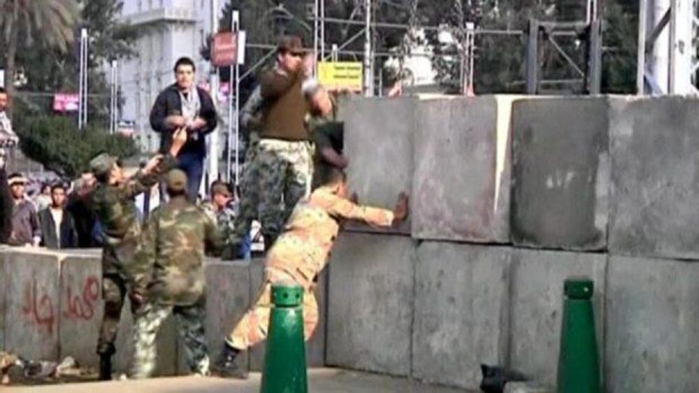 Video: Egyptian Army builds barricade outside presidential palace