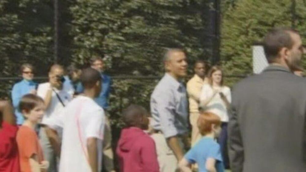 Video: Alley oops! Obama struggles in basketball display