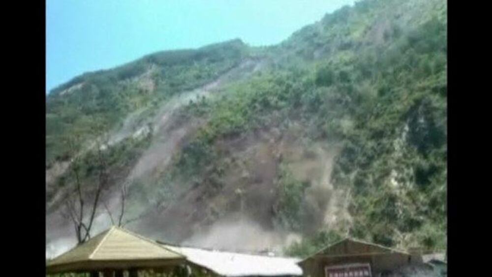 Video: Massive landslide in Sichuan - China