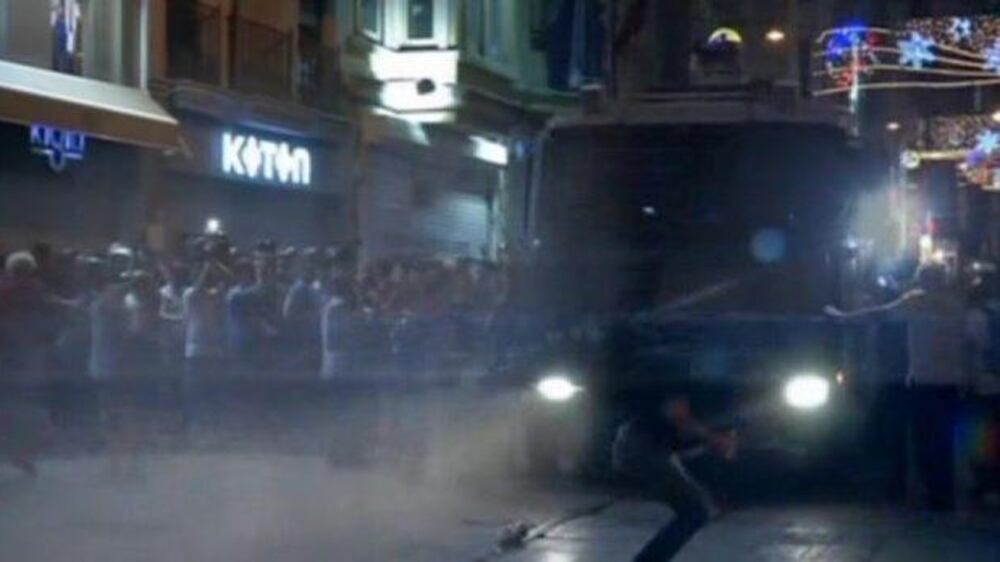 Video: Turkish police fire water cannon, teargas at Istanbul protesters