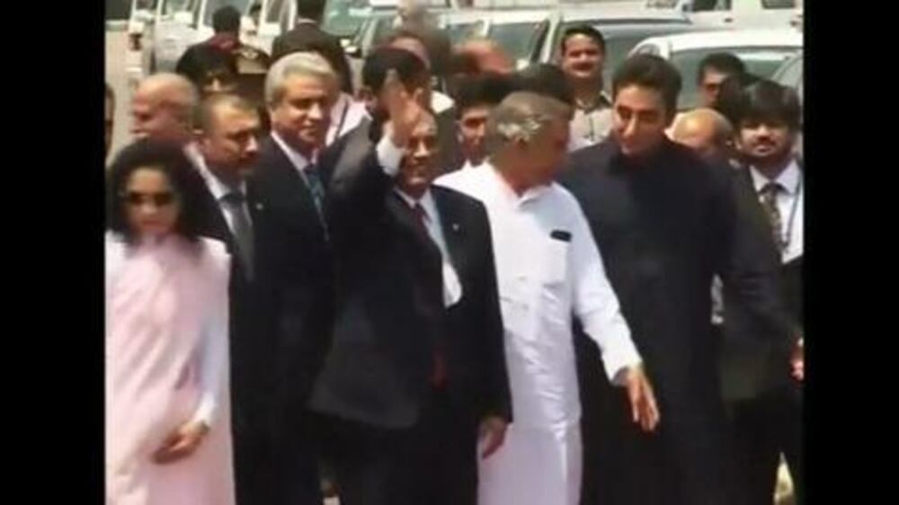 Video: Pakistani president arrives in India