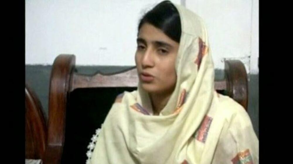 Video: British PM checks on Malala's classmates in Pakistan
