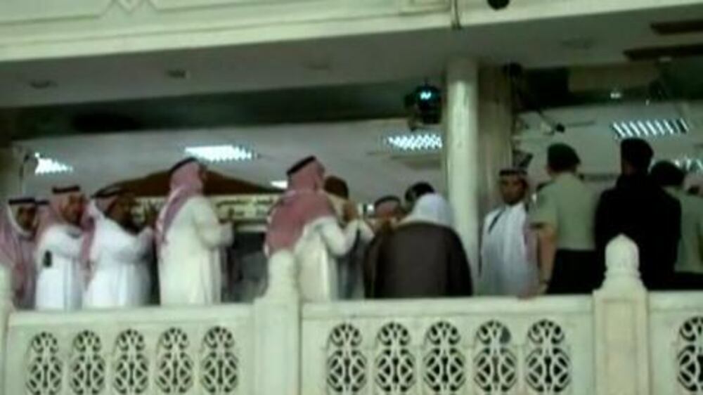 Video: Saudi royals mourn Crown Prince at Mecca