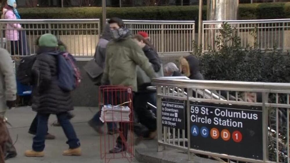 Video: New York's outdoor workers find ways to stay warm