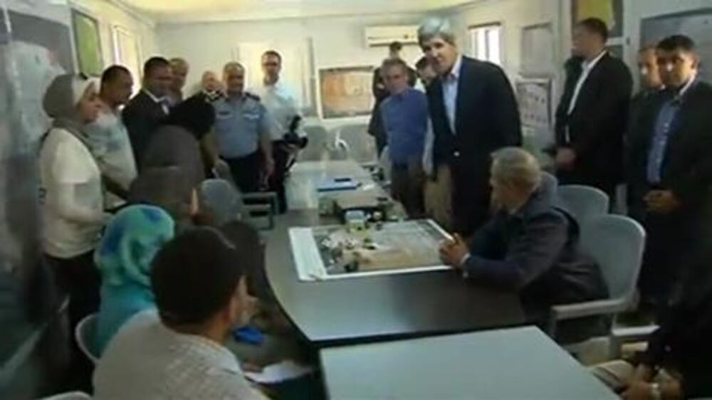 Video: Syrian refugees demand help from Kerry at Jordan camp