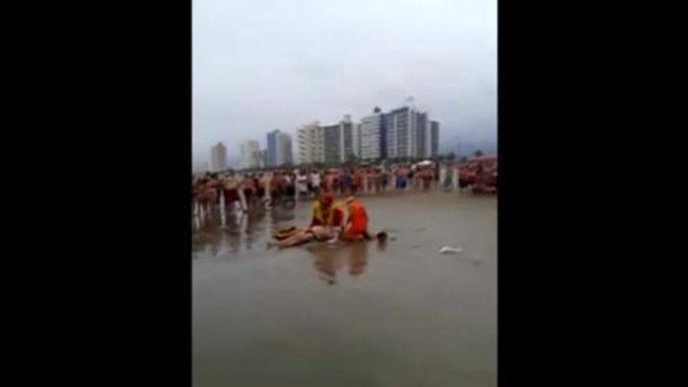 Lightning kills four people on Brazilian beach - video