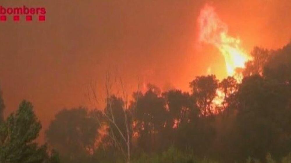 Video: Wildfires sweep Girona, Spain