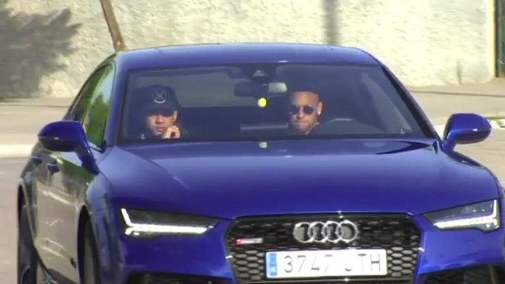 Neymar arrives at Barcelona training