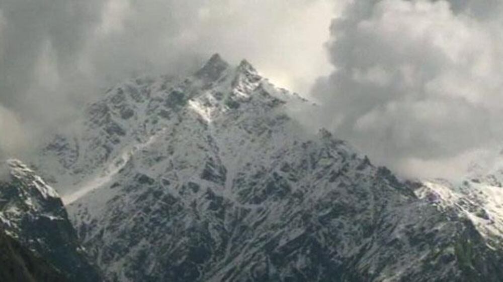 Video: Pakistan army chief visits avalanche site