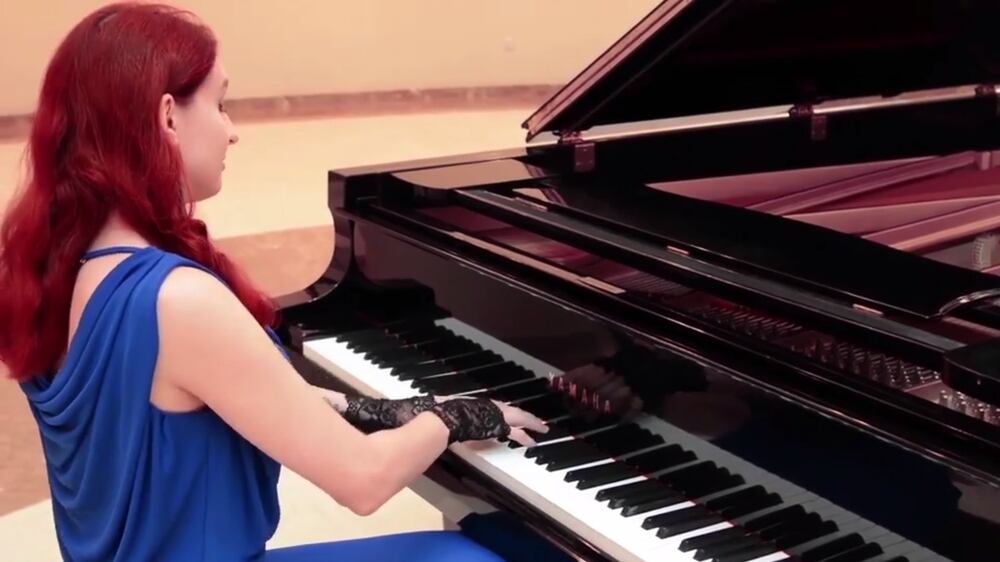 Pianist plays 'song of hope' for healthcare workers