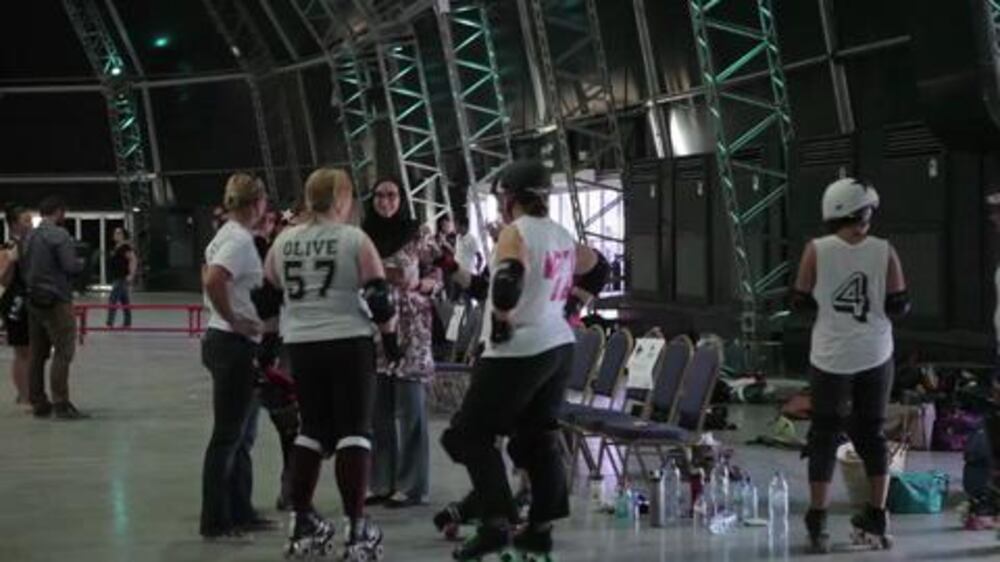 Skaters turn up from first over roller derby in UAE - video