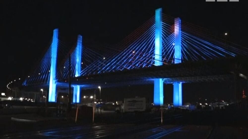 US lights up in tribute to workers battling coronavirus