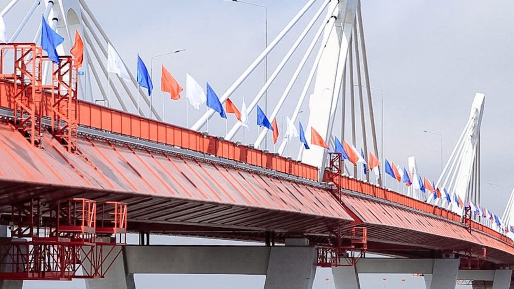 First major road bridge connecting Russia and China opens