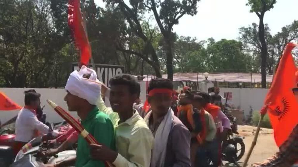 Mob in India kills two Muslims over suspected cow theft - video