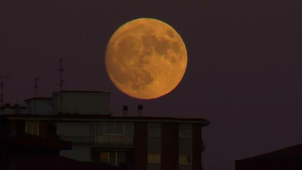 Supermoon rises in Spain - video