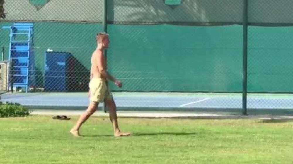 Justin Bieber plays football in Dubai - video