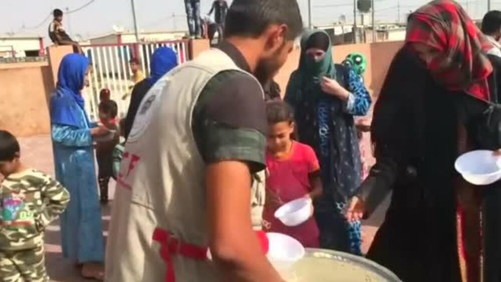 Fleeing Mosul under a cover of smoke - video