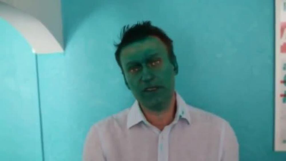 Russian opposition leader splashed with green paint - video