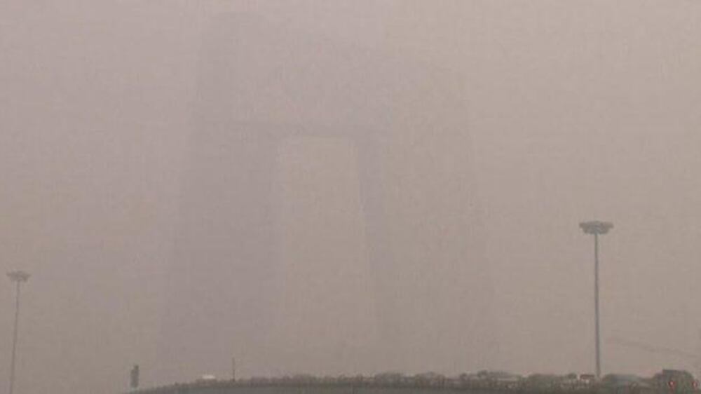 Video: Smog shrouds Beijing