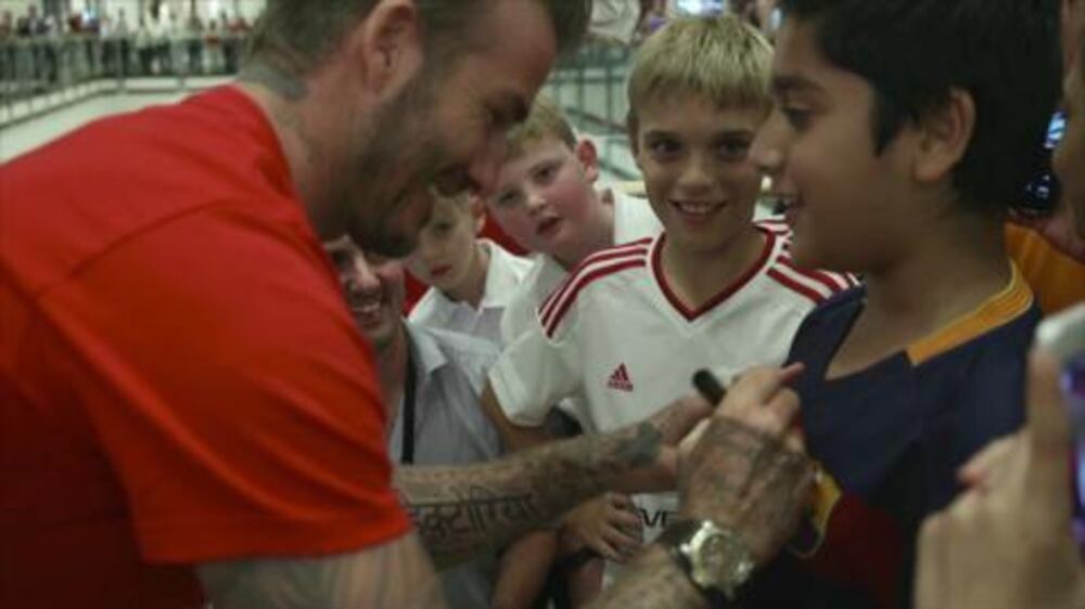 screams and shouts greeted David Beckham at Mall of Emirates - video