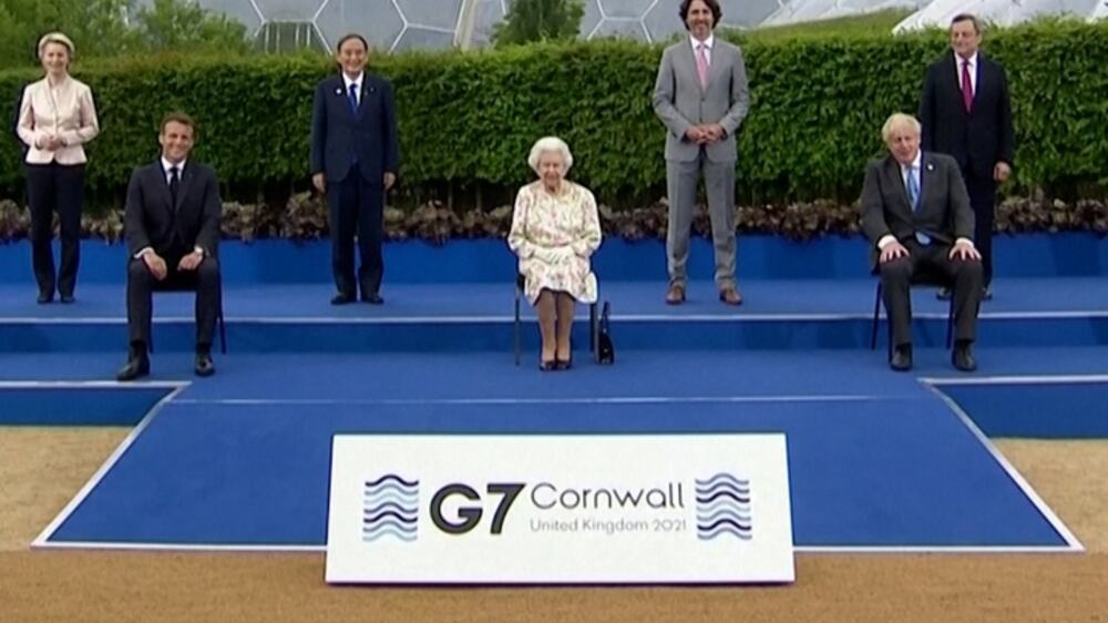 G7 leaders and Queen Elizabeth crack jokes while taking group photo