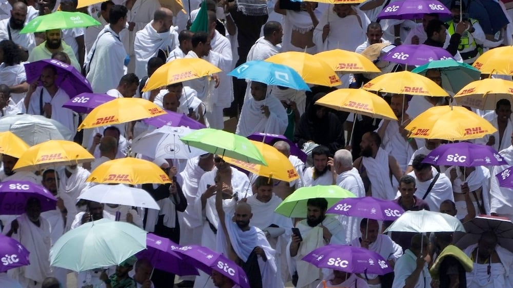 Hajj pilgrims find interesting ways to avoid the sun and soaring heat