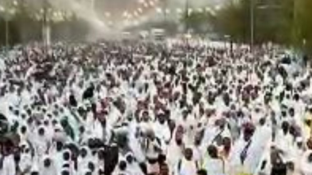 Watch as Hajj pilgrims travel to Muzdalifah after concluding Arafat