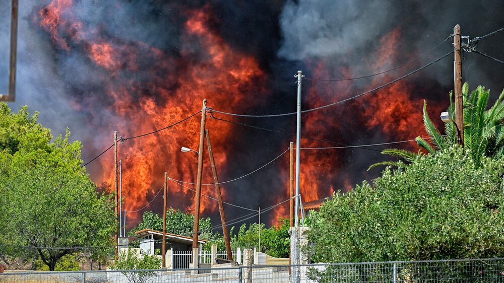 Wildfires cause chaos in Greece