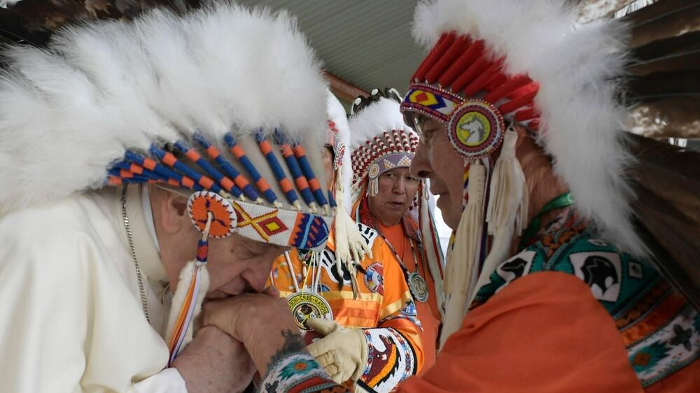 A handout picture provided by the Vatican Media shows Pope Francis receives a War bonne during a meeting with indigenous people for a silent prayer at the Maskwacis cemetery, a town 100 kilometers south of Edmonton, Canada, 25 July 2022.  The five-days visit is the first papal visit to Canada in 20 years.   EPA / VATICAN MEDIA HANDOUT  HANDOUT EDITORIAL USE ONLY / NO SALES