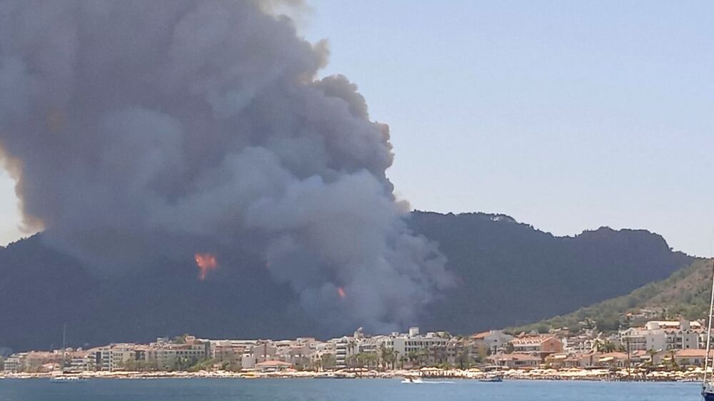 Deadly bushfires hit tourist resorts in Turkey