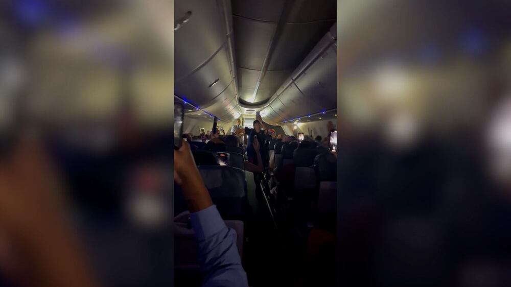 Taylor Swift fans break out in song on delayed flight
