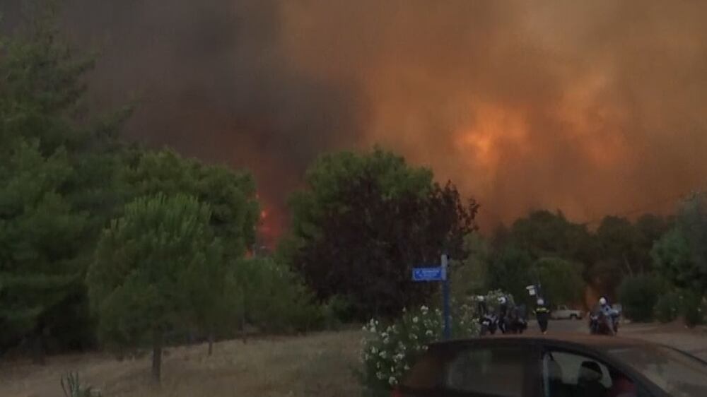 Time-lapse shows bushfire advancing towards Athens
