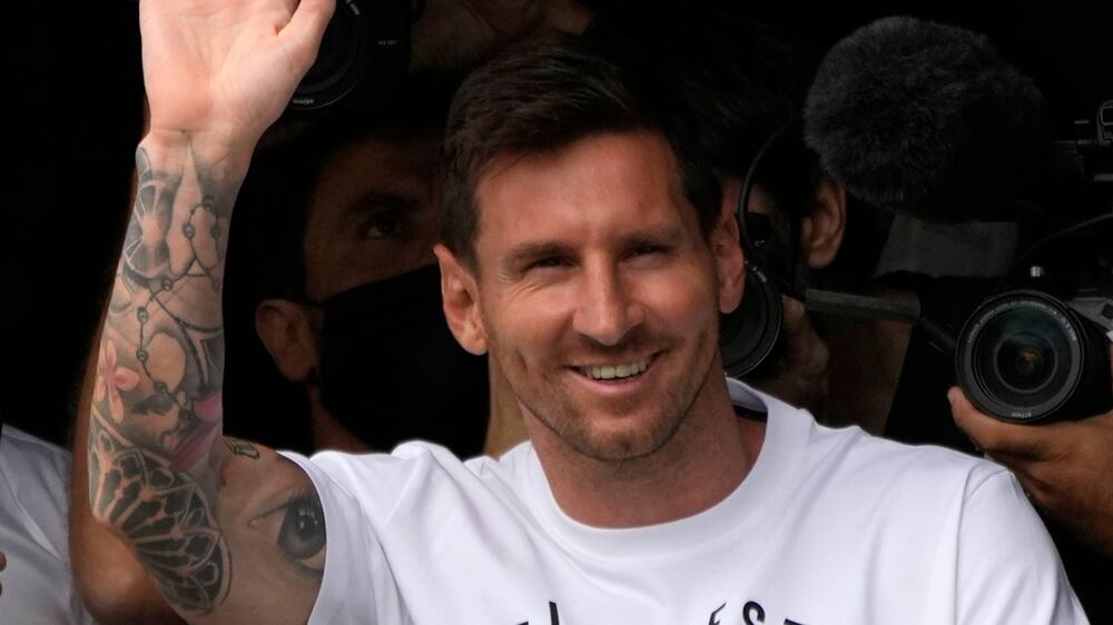 Messi waves to PSG fans for first time after arriving in Paris
