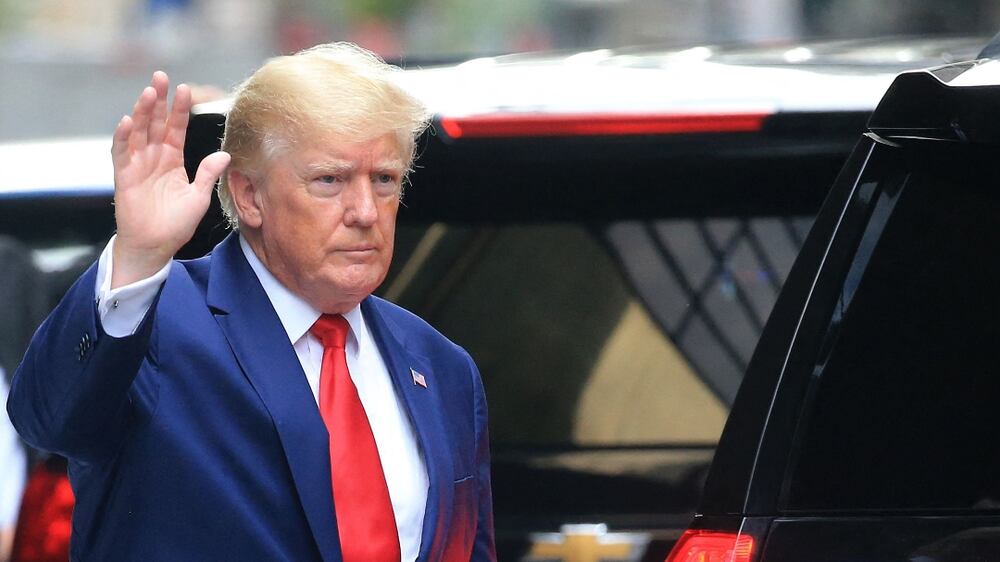 Former US President Donald Trump waves while walking to a vehicle in New York City on August 10, 2022.  - Donald Trump on Wednesday declined to answer questions under oath in New York over alleged fraud at his family business, as legal pressures pile up for the former president whose house was raided by the FBI just two days ago.  (Photo by STRINGER  /  AFP)