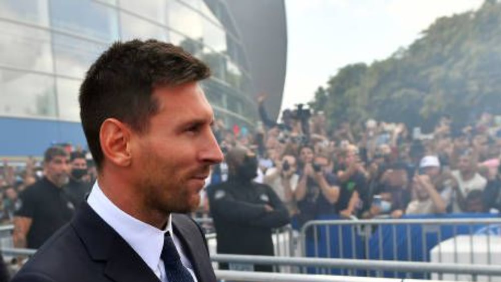 Hundreds of fans cheer for Messi after PSG press conference