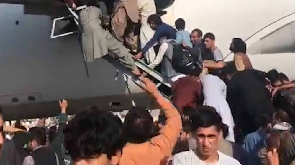 Thousands of desperate Afghans attempt to board flights out of Kabul