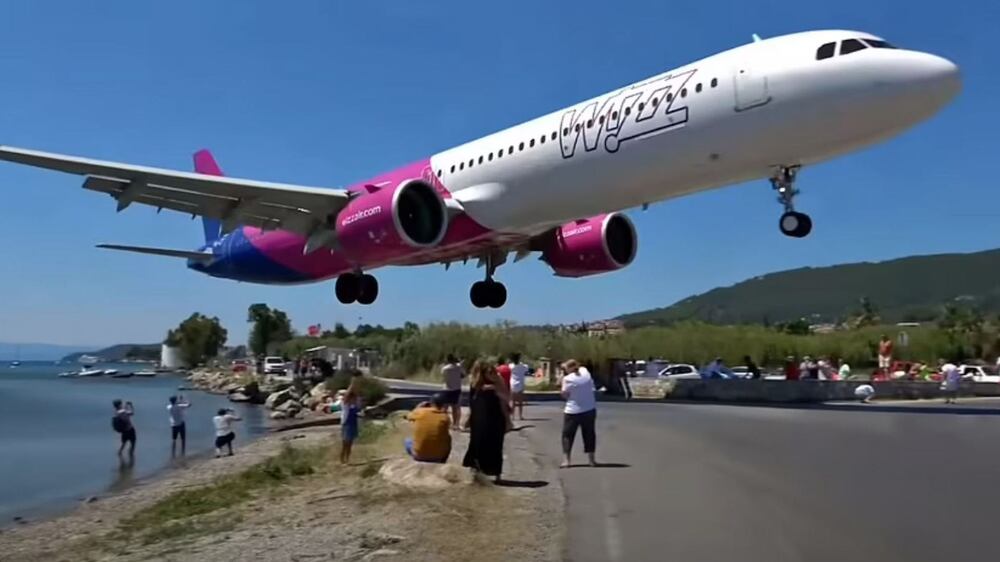 Wizz Air plane makes incredible landing at a tiny Greek airport